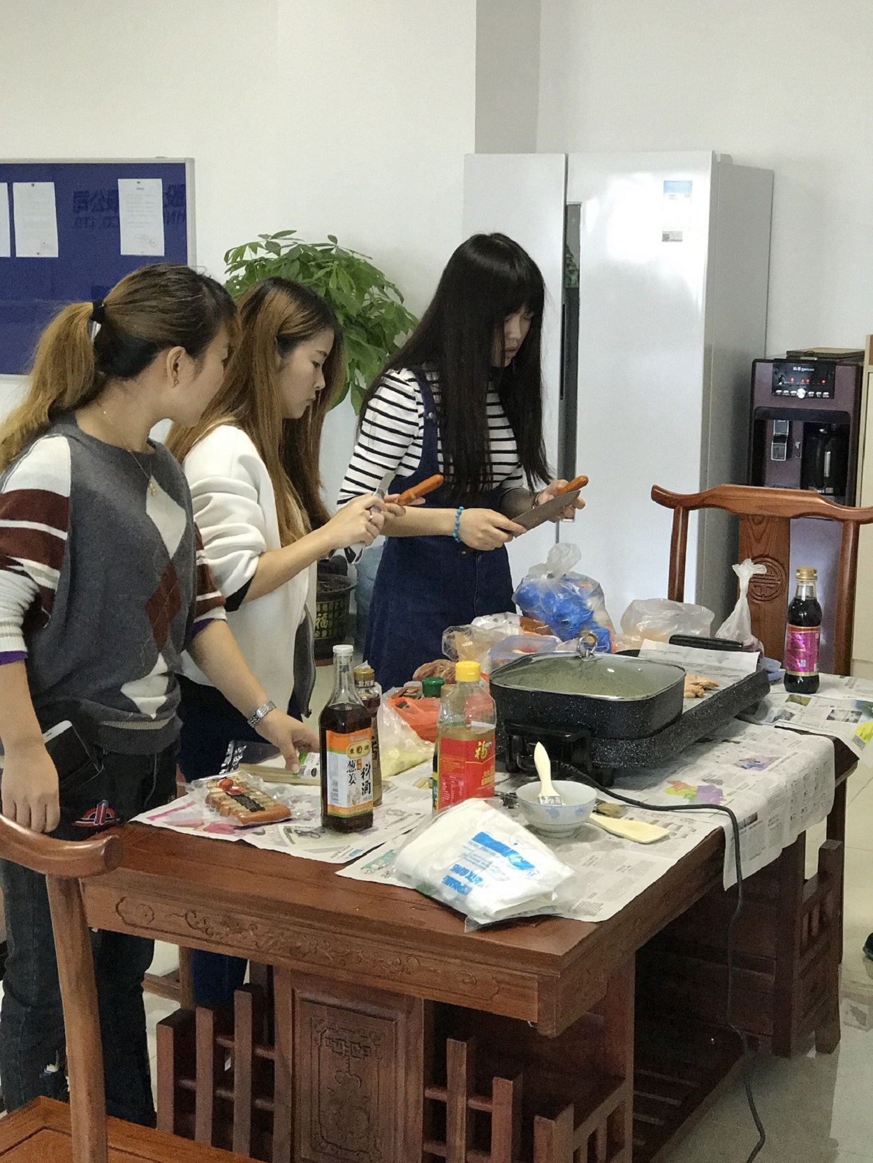 時(shí)運(yùn)電子員工自助燒烤大餐，生活多姿多彩