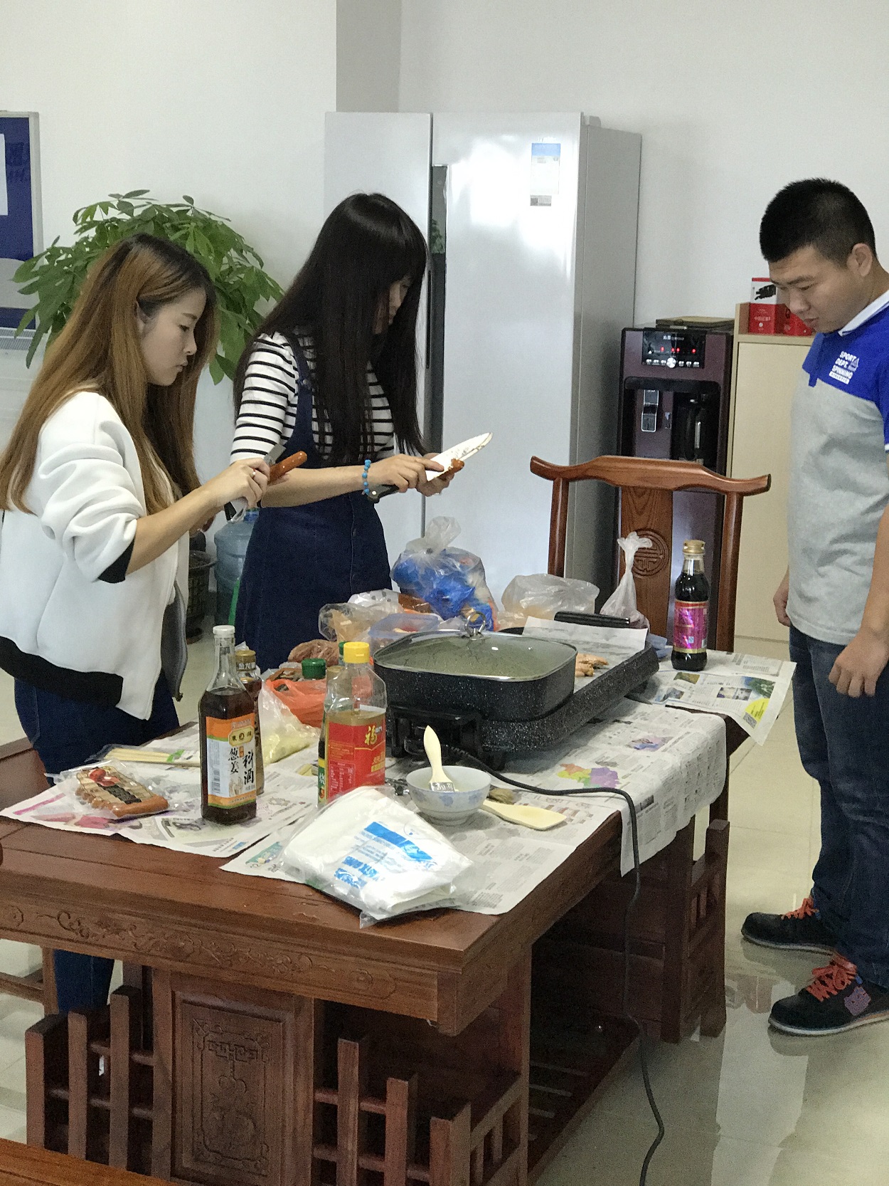 時(shí)運(yùn)電子員工自助燒烤大餐，生活多姿多彩